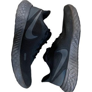 Women’s Nike revolution